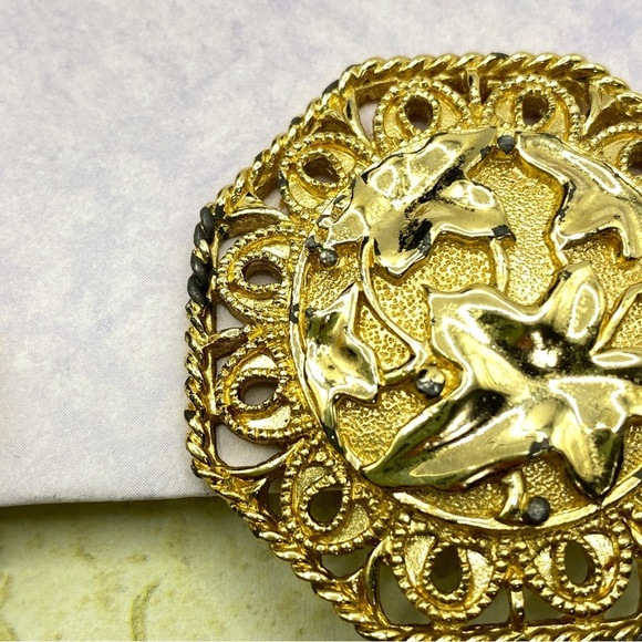 AVON Barrera Gold Tone Leaves Clip-on Earrings Jose Maria Barrera For AVON 1989 - Picture 5 of 10